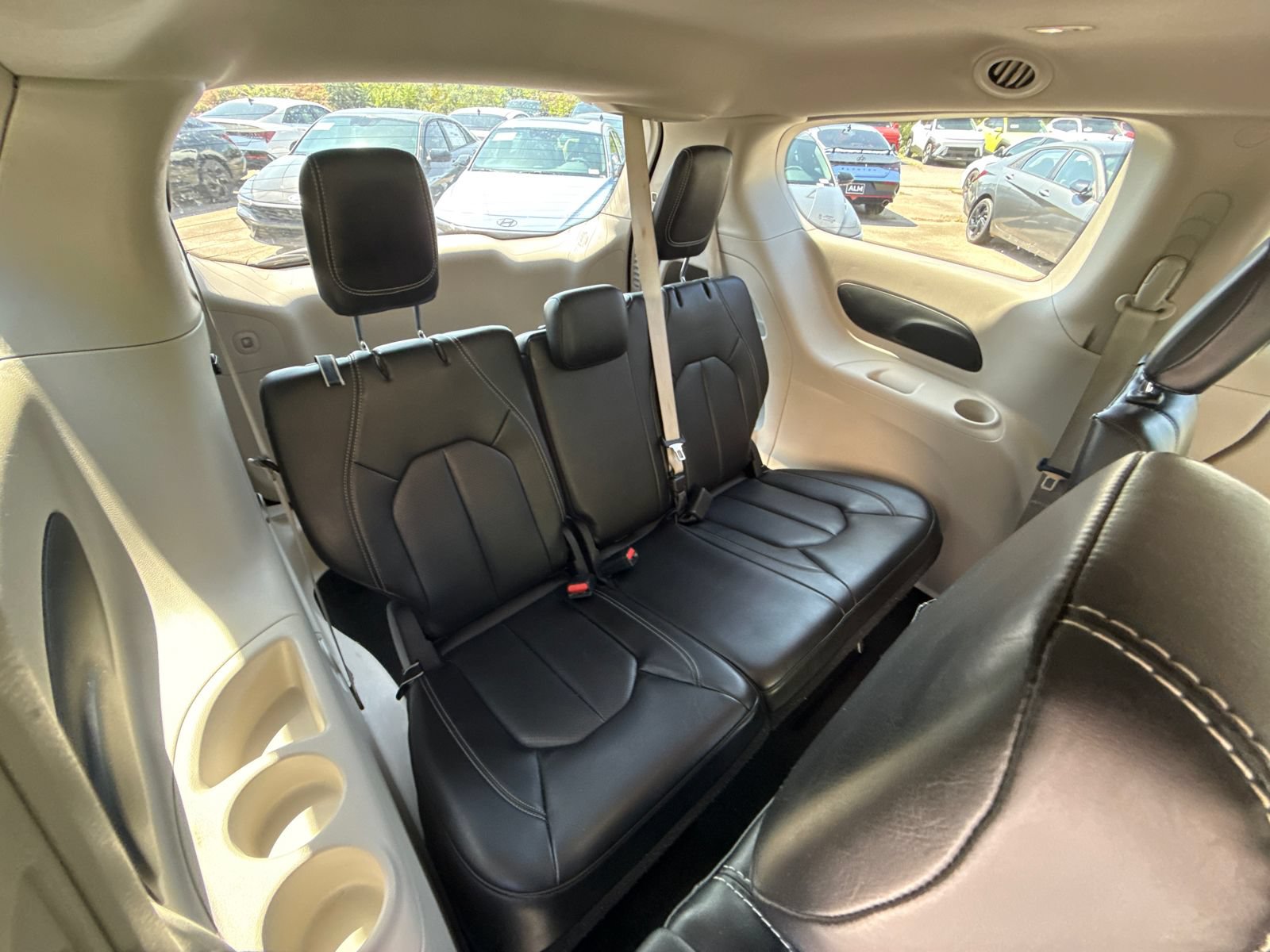 Used 2023 Chrysler Pacifica Touring-L FWD image 16