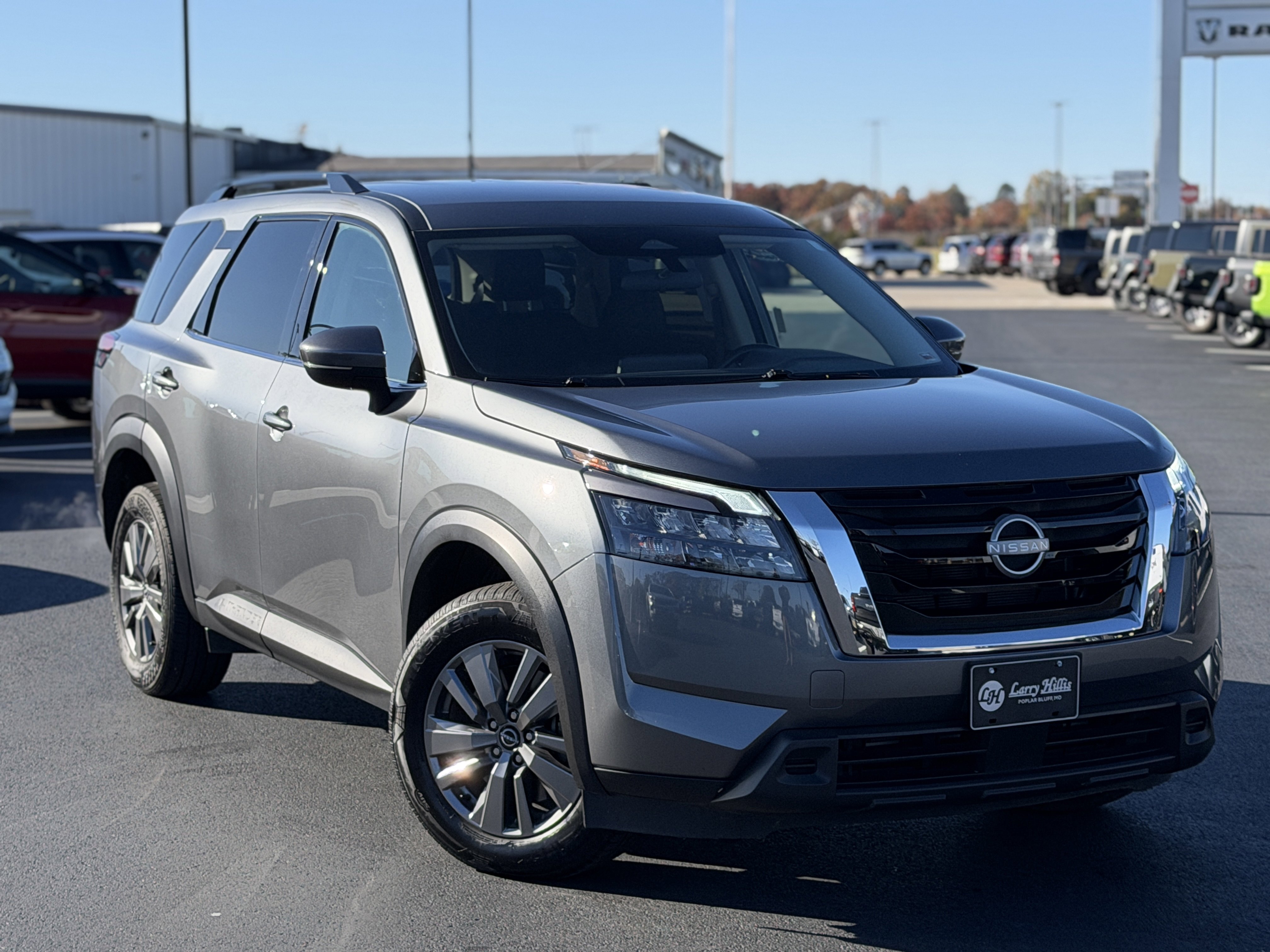 Used 2025 Nissan Pathfinder SV image 4