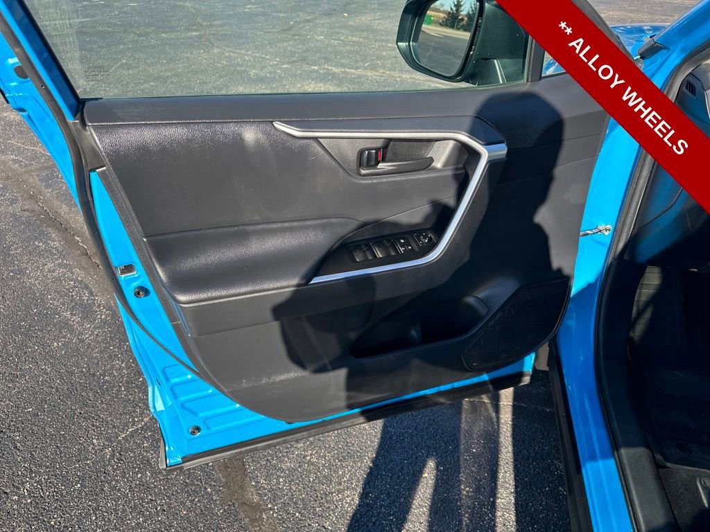 Used 2019 Toyota RAV4 LE image 11