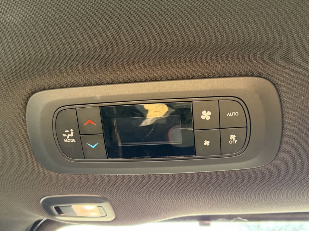 Used 2020 Chrysler Pacifica Limited image 37