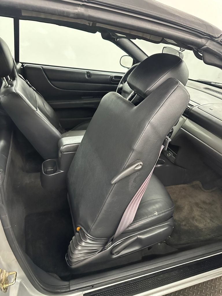 Used 2005 Chrysler Sebring GTC FWD image 23