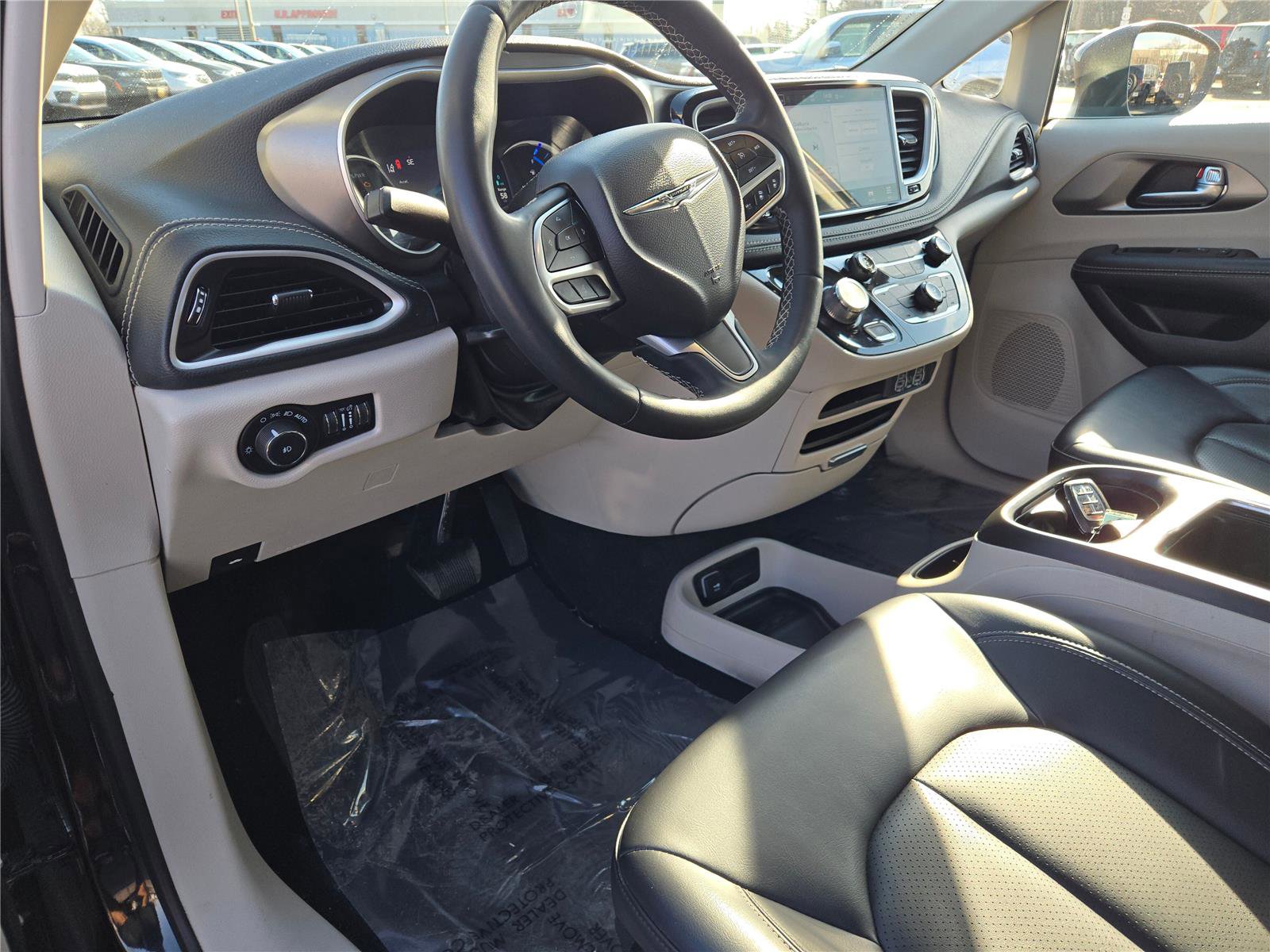 Used 2023 Chrysler Pacifica Touring-L image 22