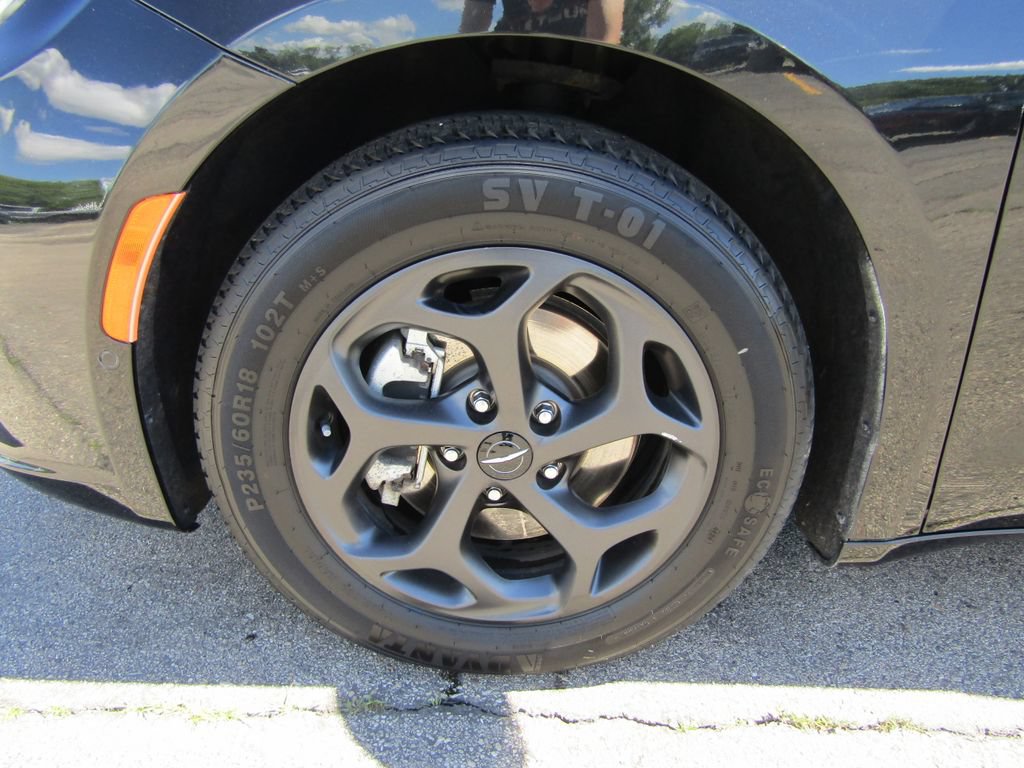 Used 2022 Chrysler Pacifica Limited w/ Uconnect Theater Family Group FWD image 9