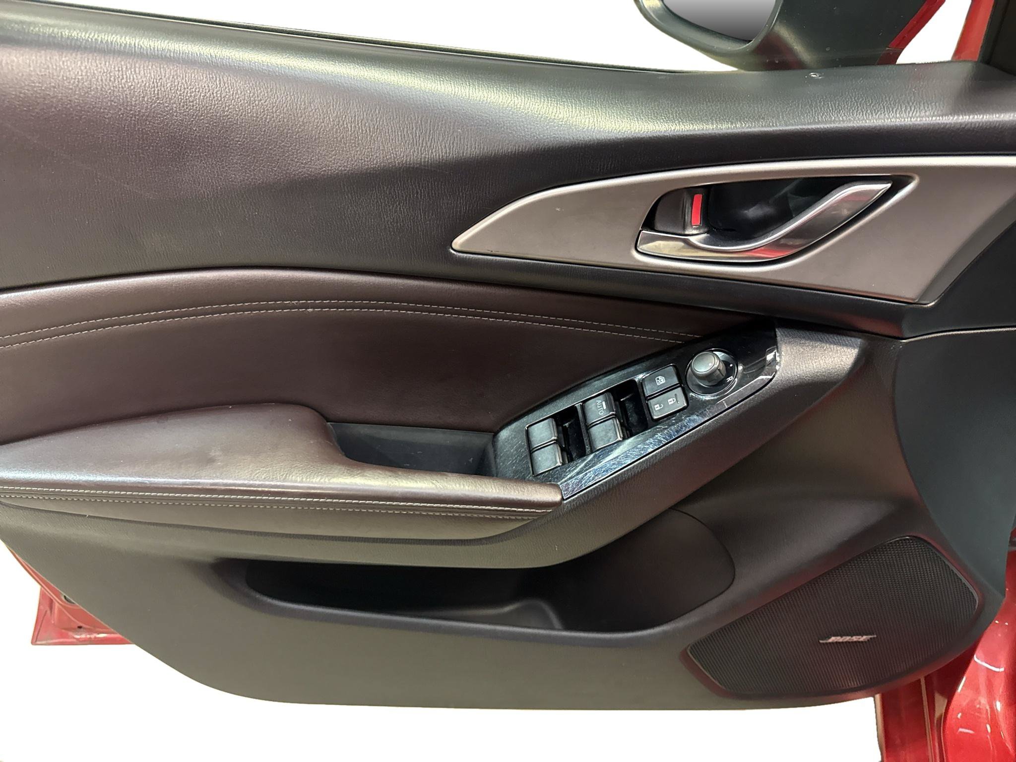 Used 2018 MAZDA MAZDA3 Touring FWD image 9