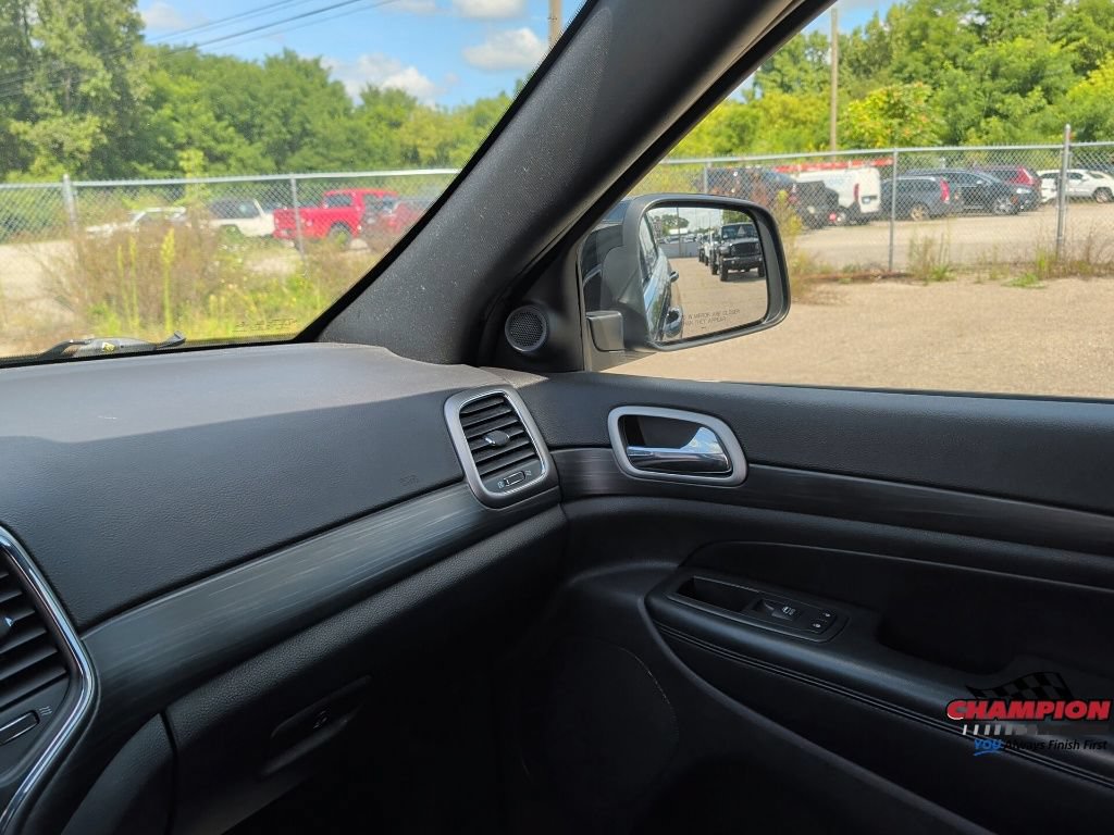 Used 2020 Jeep Grand Cherokee Laredo AWD/4WD image 29