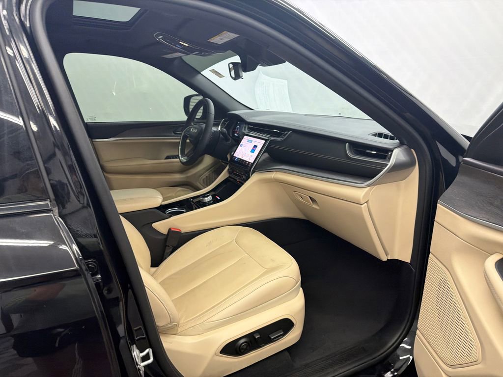 Used 2023 Jeep Grand Cherokee Limited w/ Black Appearance Package RWD image 15