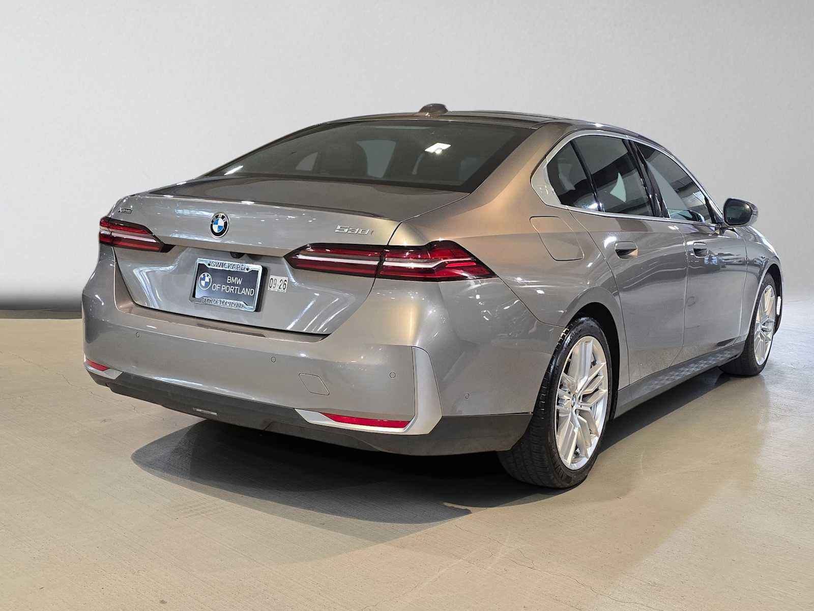 Used 2024 BMW 530i xDrive AWD/4WD image 3