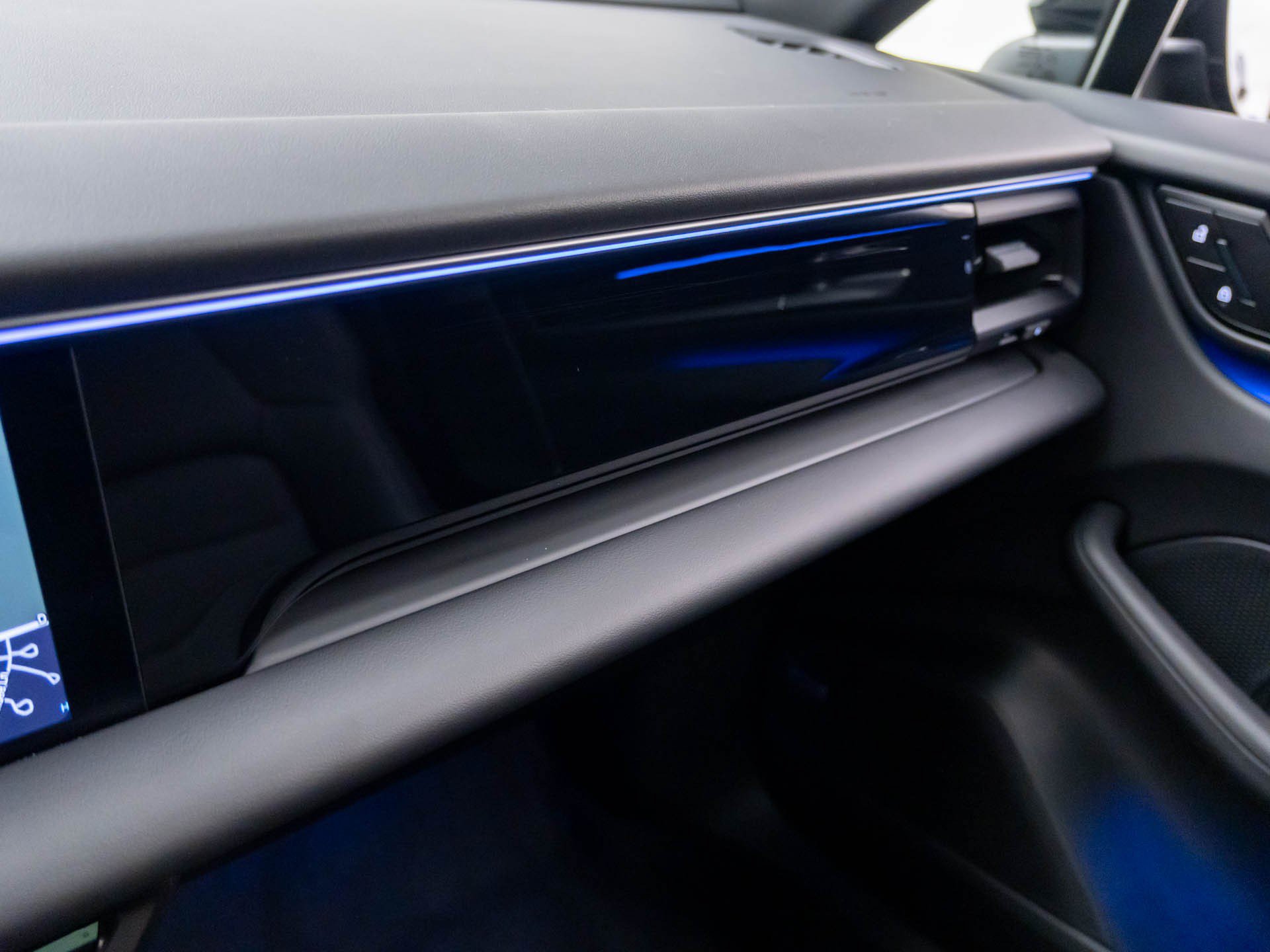 Certified 2026 Porsche Macan 4 Electric AWD/4WD image 37
