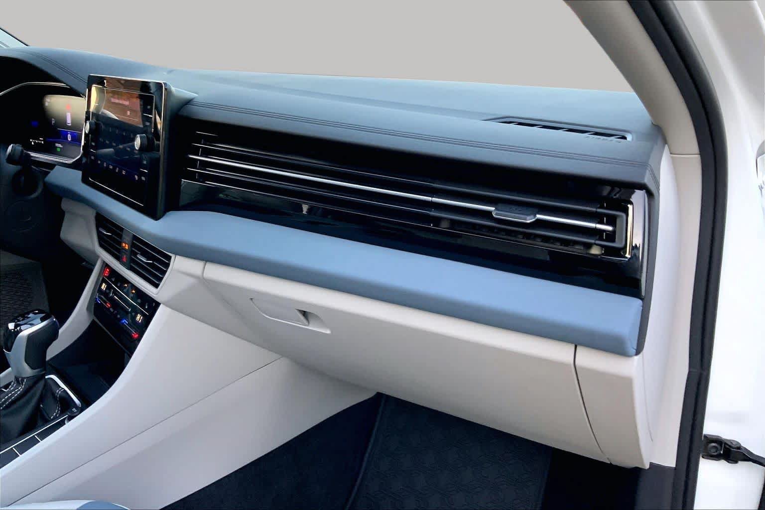 Used 2025 Volkswagen Jetta SE FWD image 18