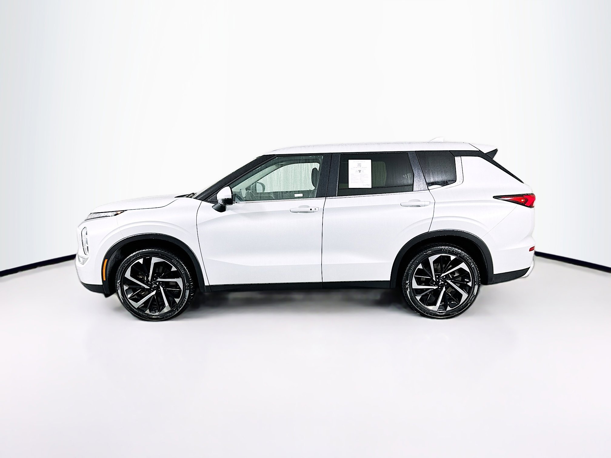 Used 2024 Mitsubishi Outlander SE image 4