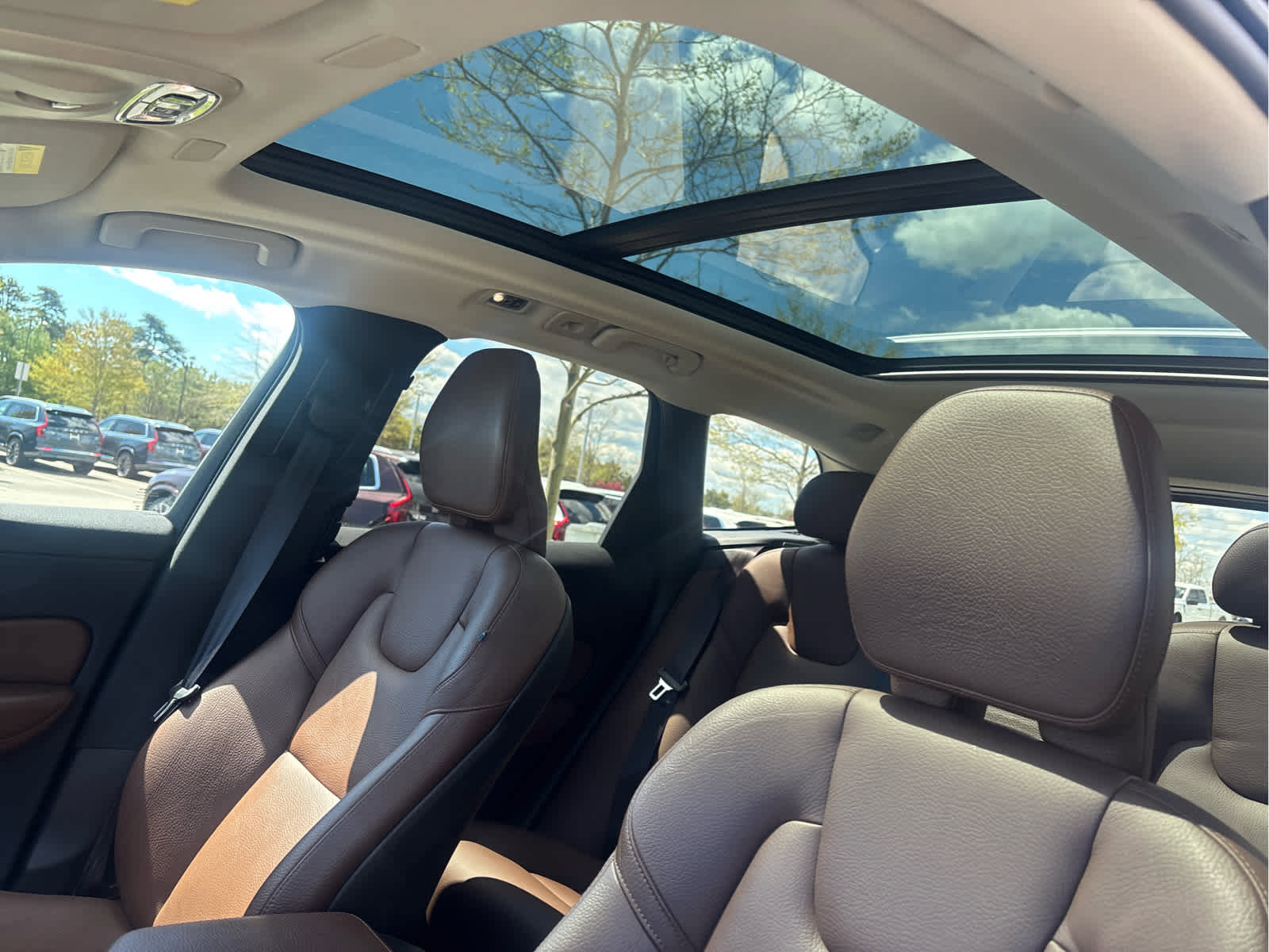 Used 2019 Volvo XC60 T6 Momentum w/ Multimedia Package AWD/4WD image 23