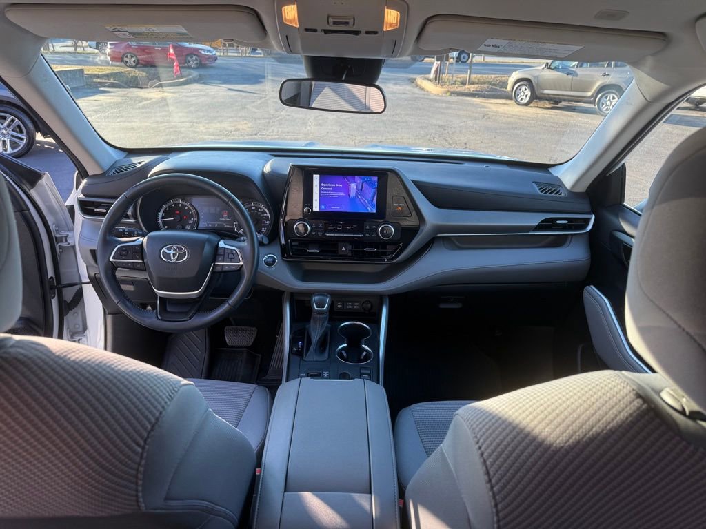 Used 2023 Toyota Highlander LE image 14