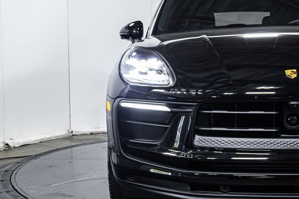 Certified 2025 Porsche Macan image 12