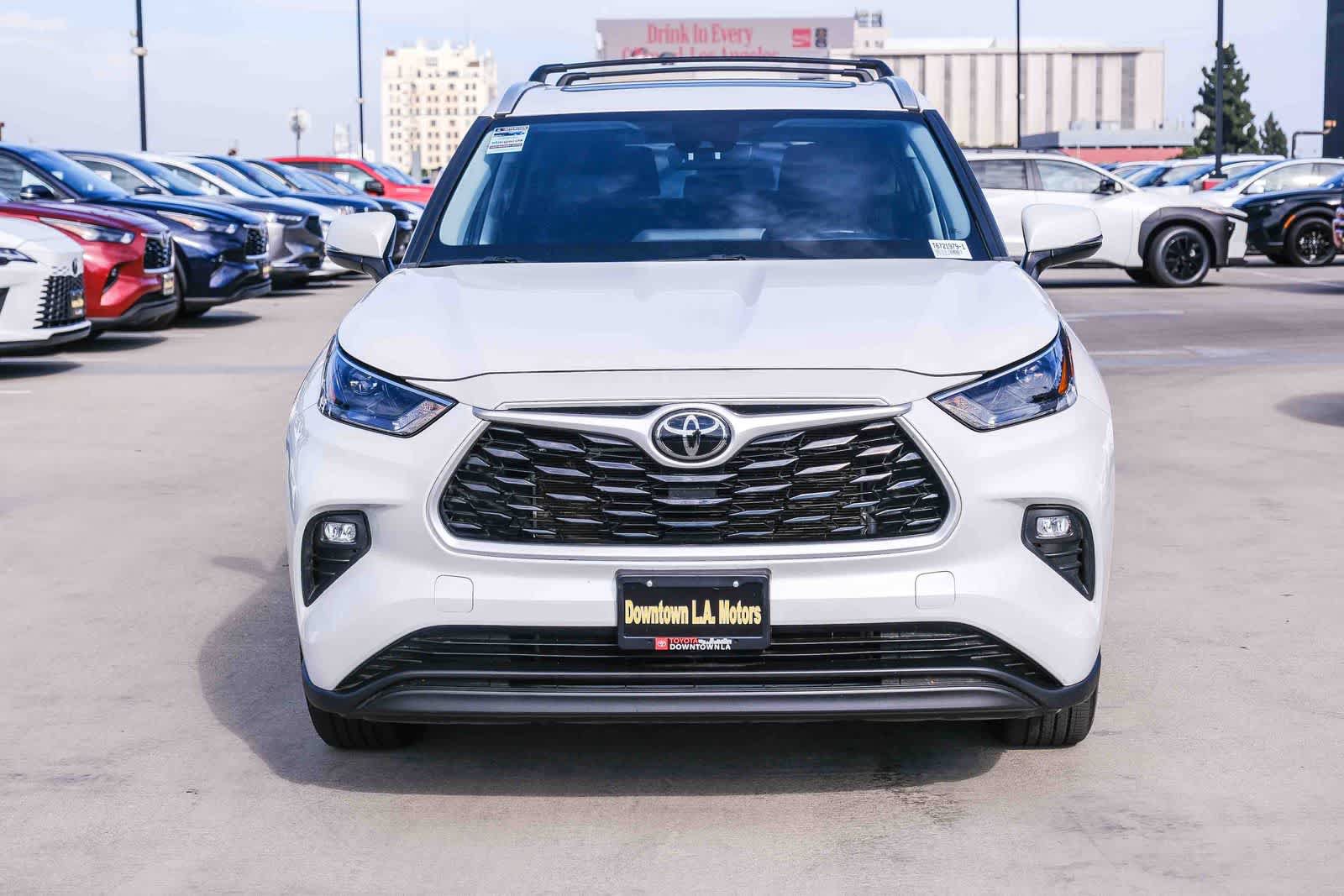 Used 2023 Toyota Highlander XLE FWD image 2