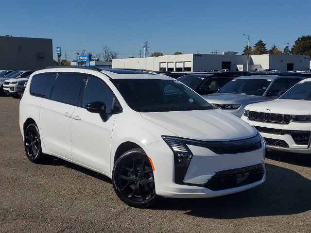 New 2027 Chrysler Pacifica Limited w/ Family Tech Group