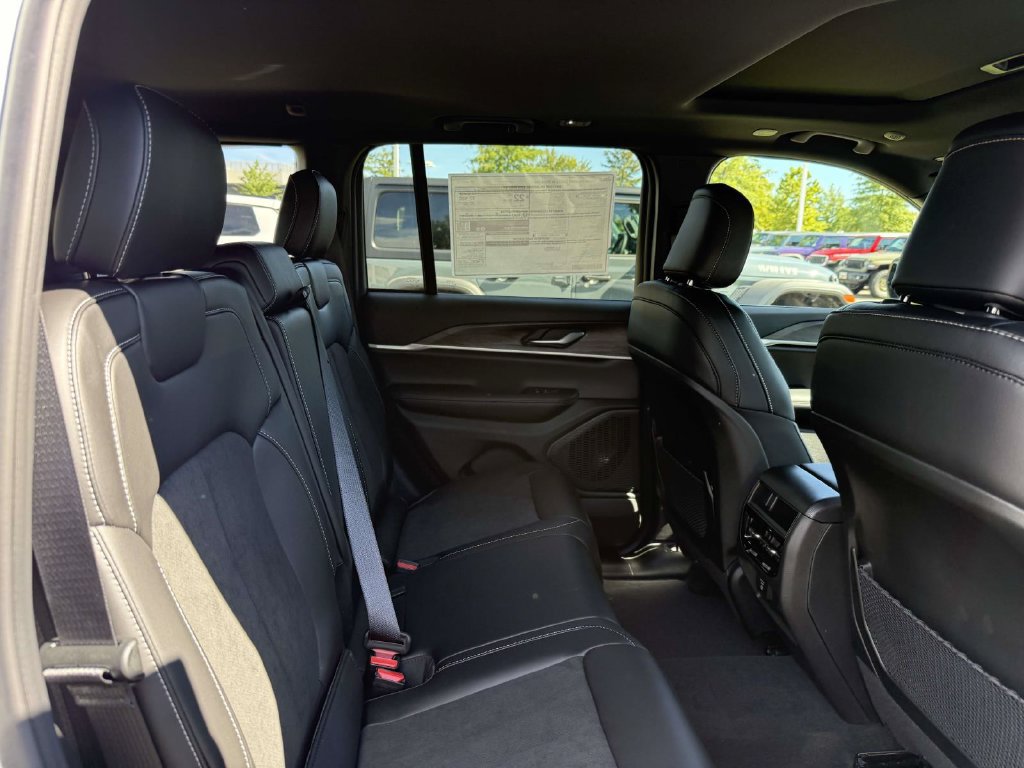 New 2027 Jeep Grand Cherokee Altitude AWD/4WD image 17