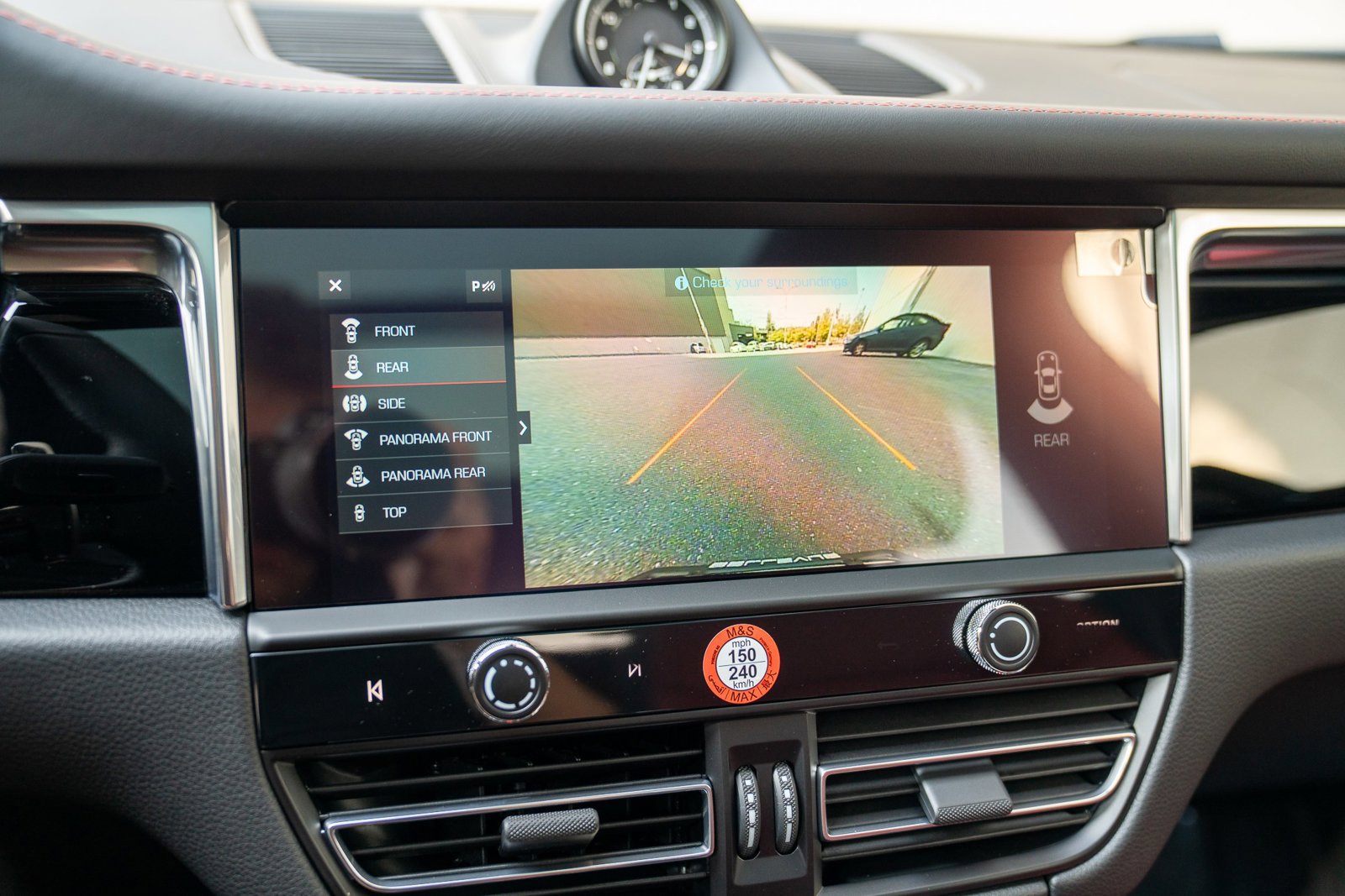 Certified 2025 Porsche Macan AWD/4WD image 18