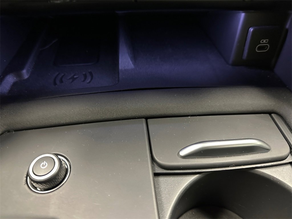 Used 2023 Land Rover Discovery Metropolitan Edition image 21