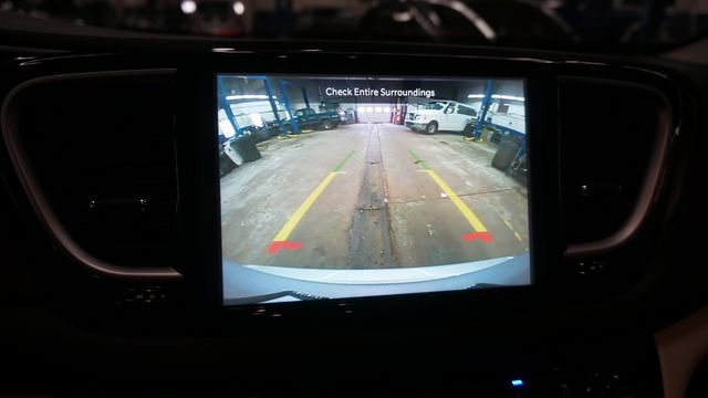 Used 2024 Chrysler Pacifica Touring-L image 17