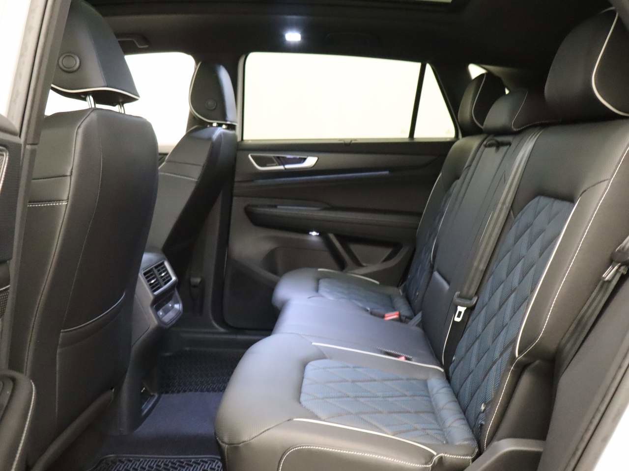 New 2026 Volkswagen Atlas Cross Sport SEL Premium R-Line AWD/4WD image 15