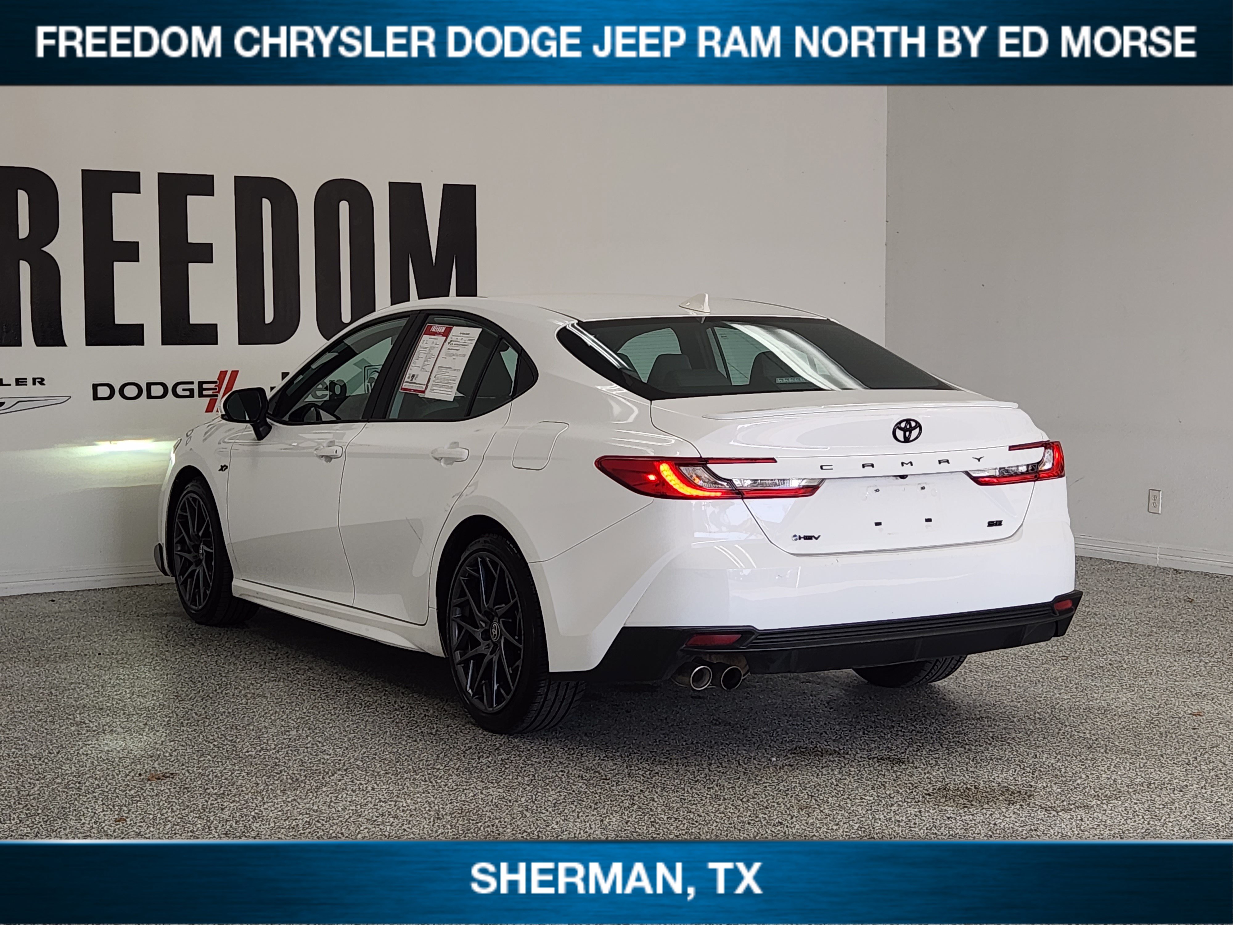 Used 2025 Toyota Camry SE w/ Convenience Package FWD image 3