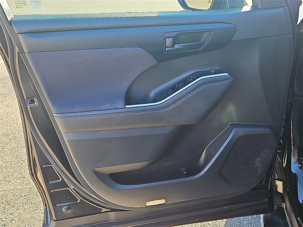 Used 2023 Toyota Highlander L image 19