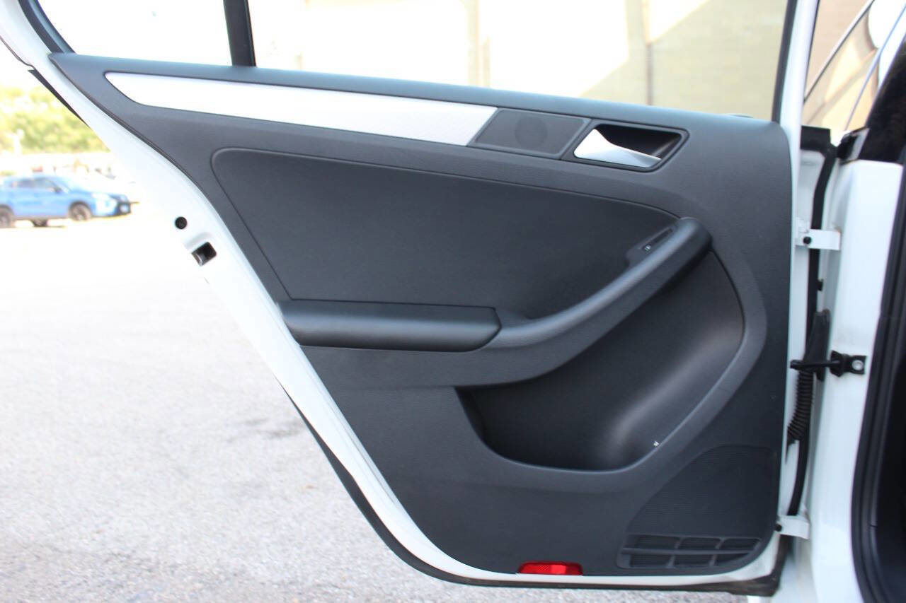 Used 2017 Volkswagen Jetta SE image 12