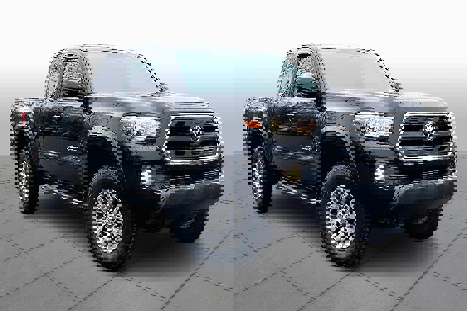 Used 2017 Toyota Tacoma SR5 w/ SR5 Appearance Package (SM) image 3