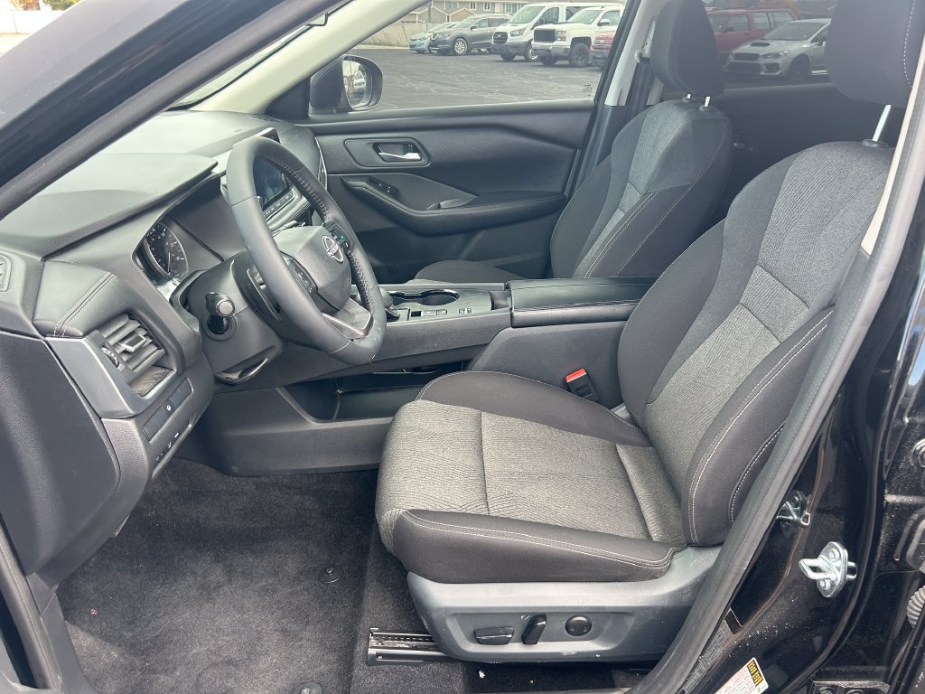 Used 2025 Nissan Rogue SV FWD image 24