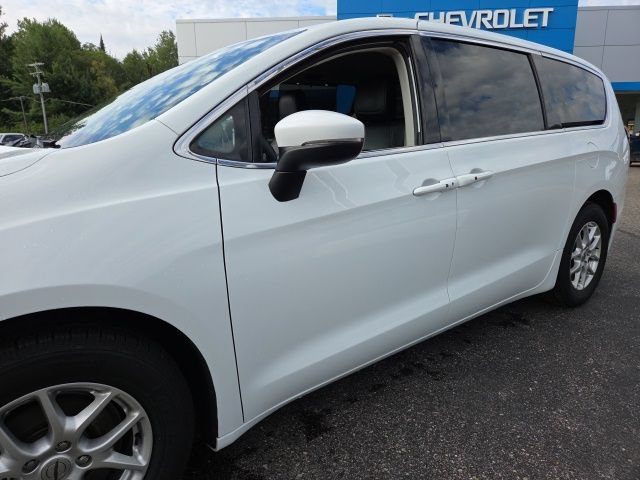 Used 2023 Chrysler Pacifica Touring-L FWD image 31
