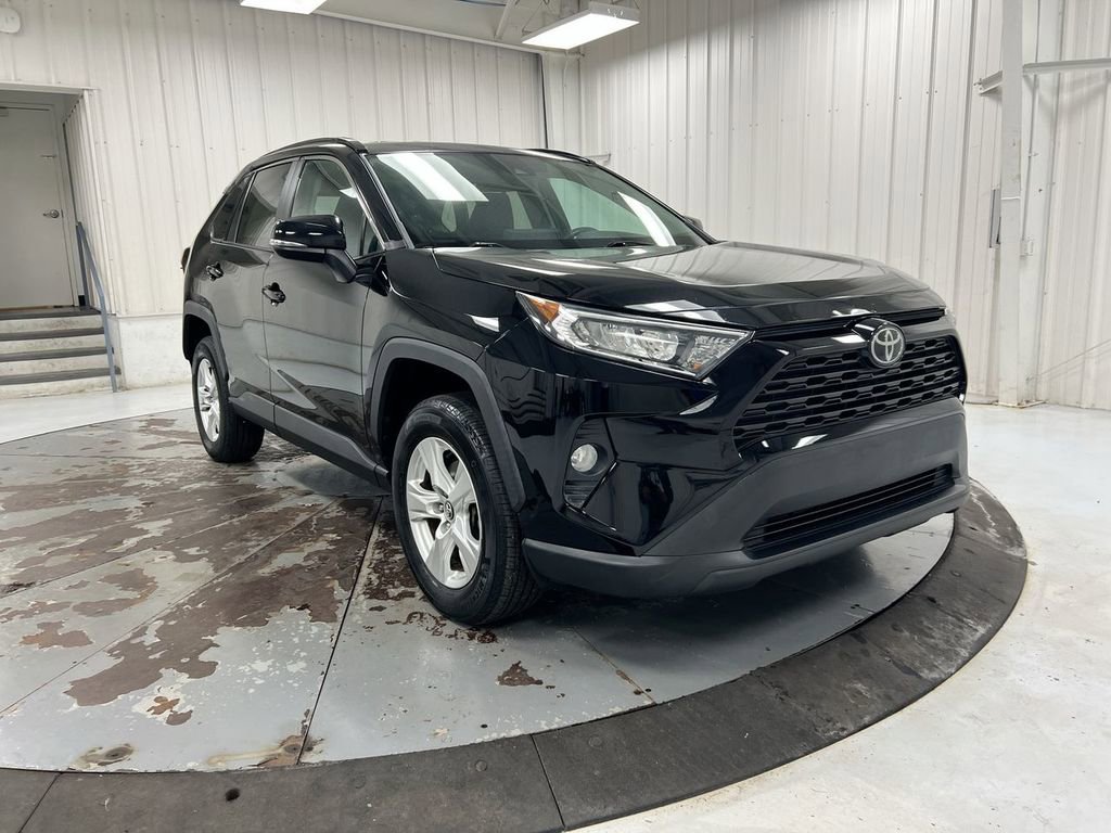 Used 2021 Toyota RAV4 XLE AWD/4WD image 2