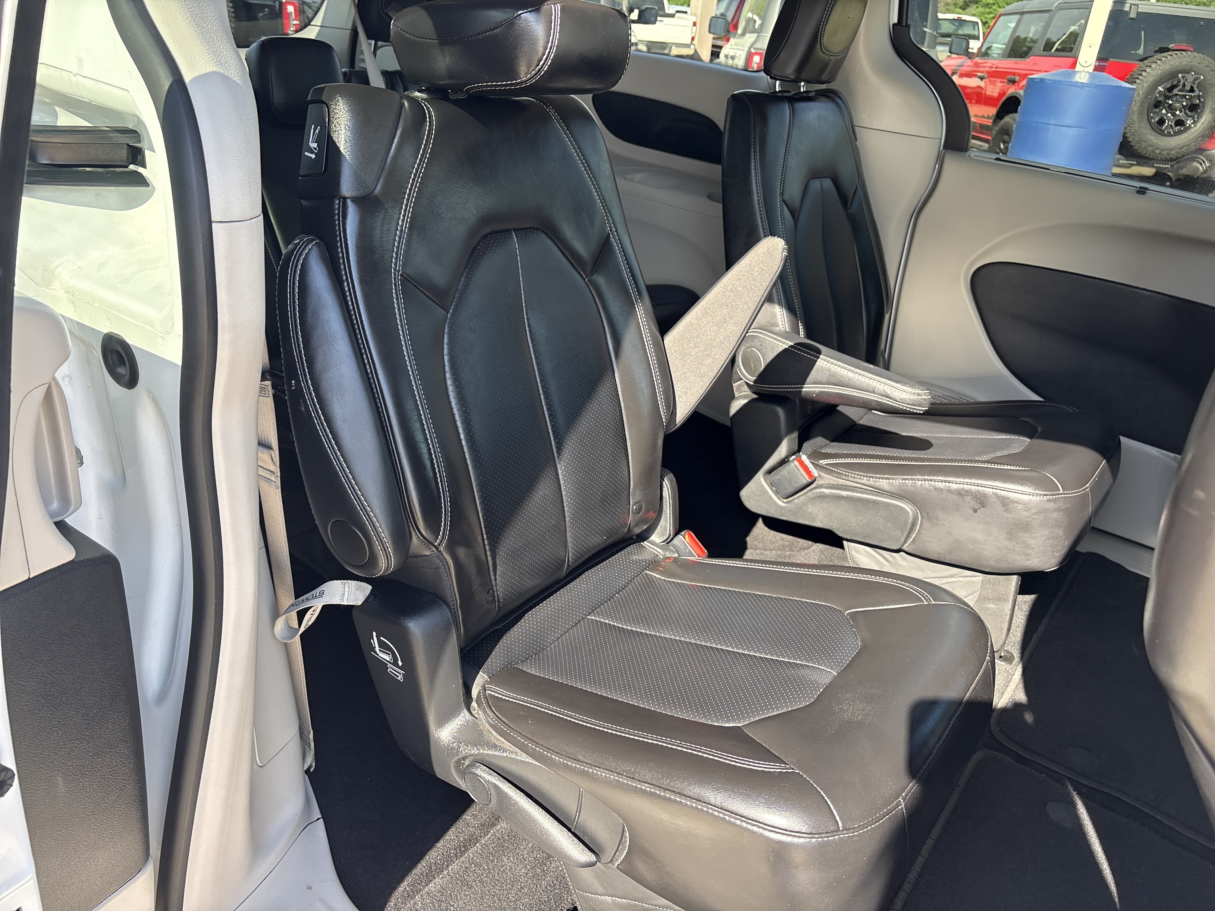 Used 2024 Chrysler Pacifica Touring-L FWD image 8