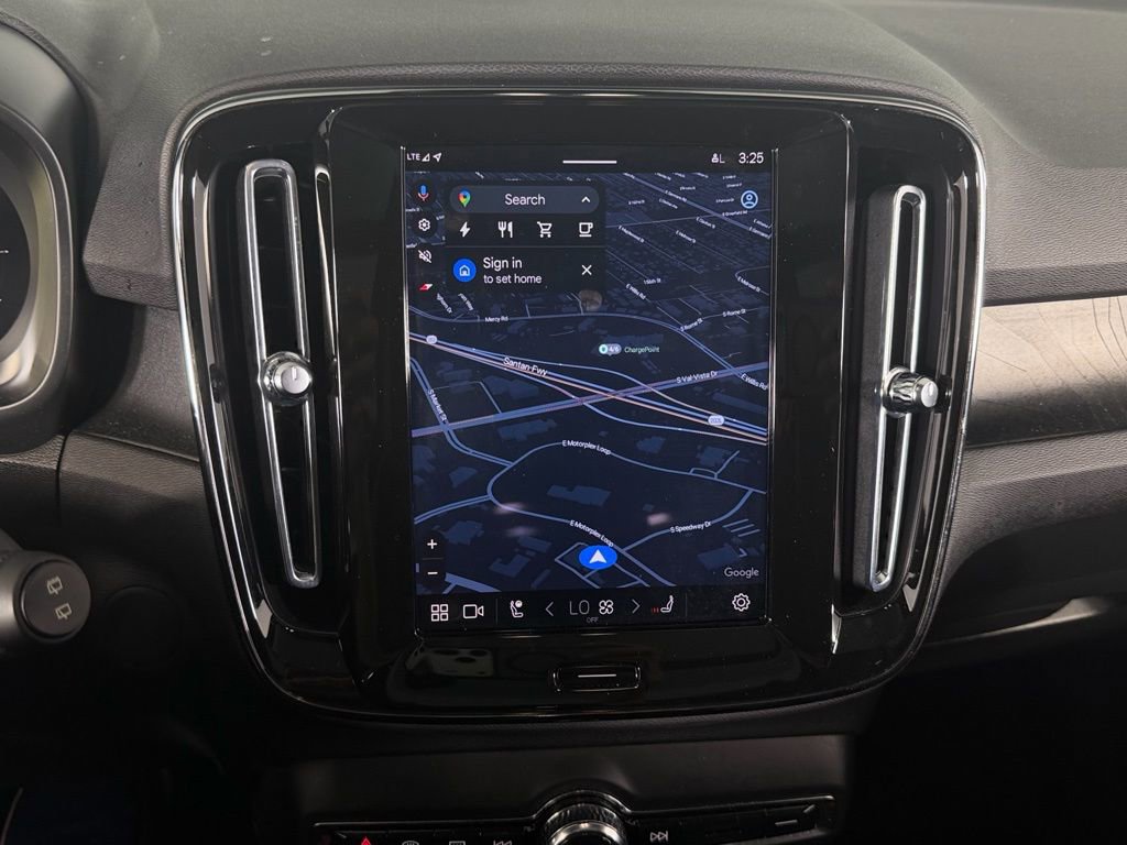 Used 2023 Volvo XC40 Recharge Plus image 16