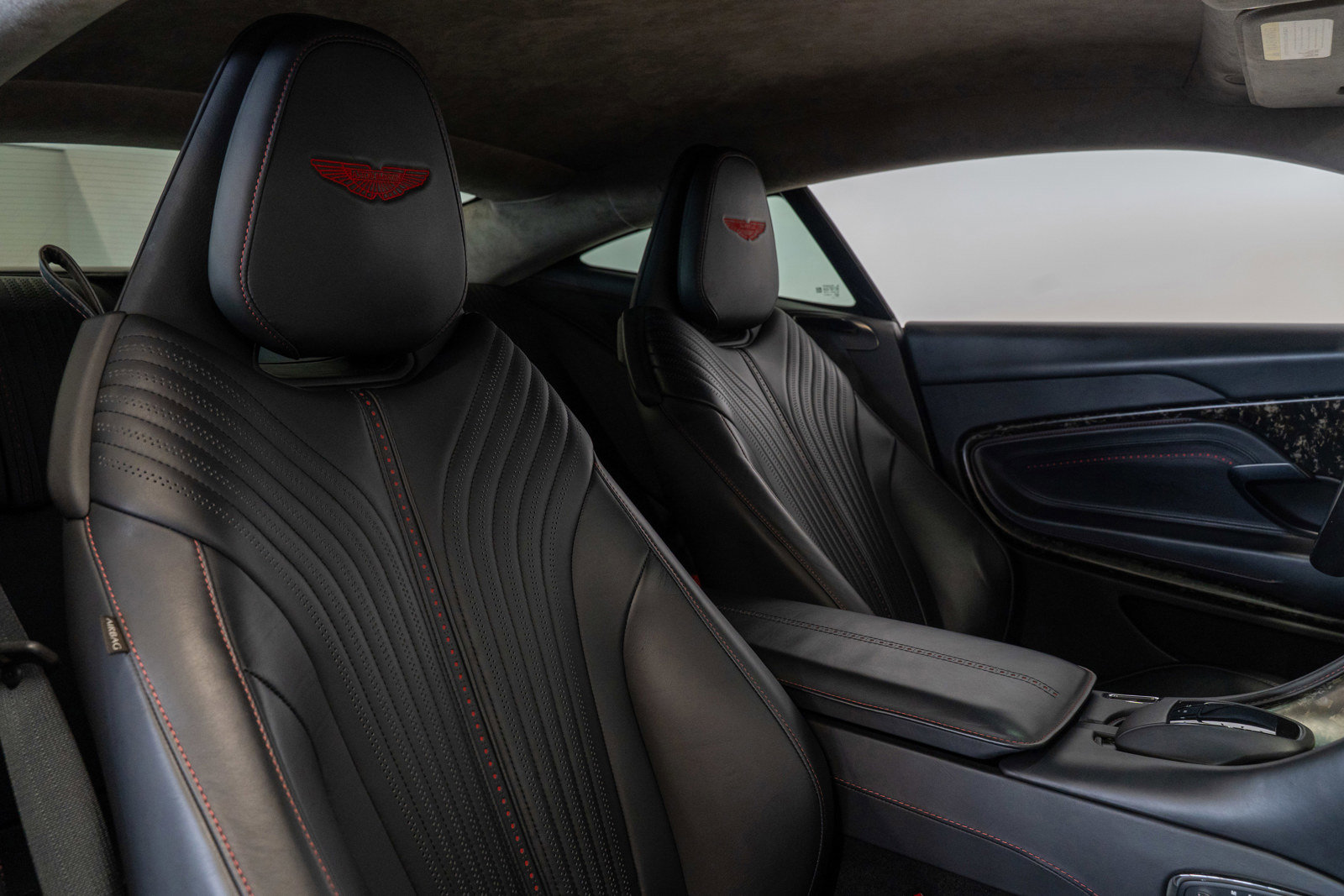 Used 2018 Aston Martin DB11 V12 RWD image 16