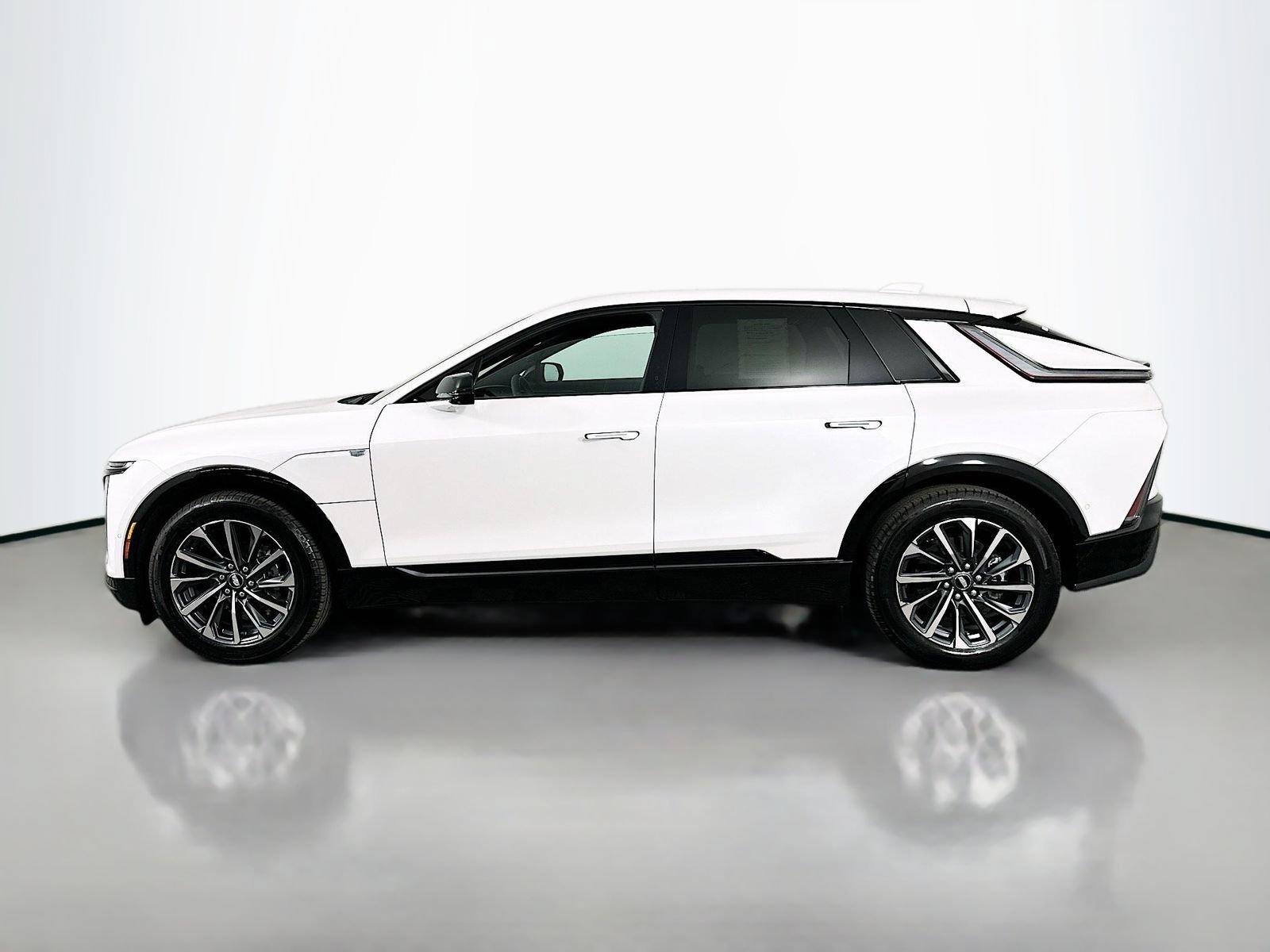 Used 2025 Cadillac Lyriq Sport w/ LPO, Floor Liner Package AWD/4WD image 4