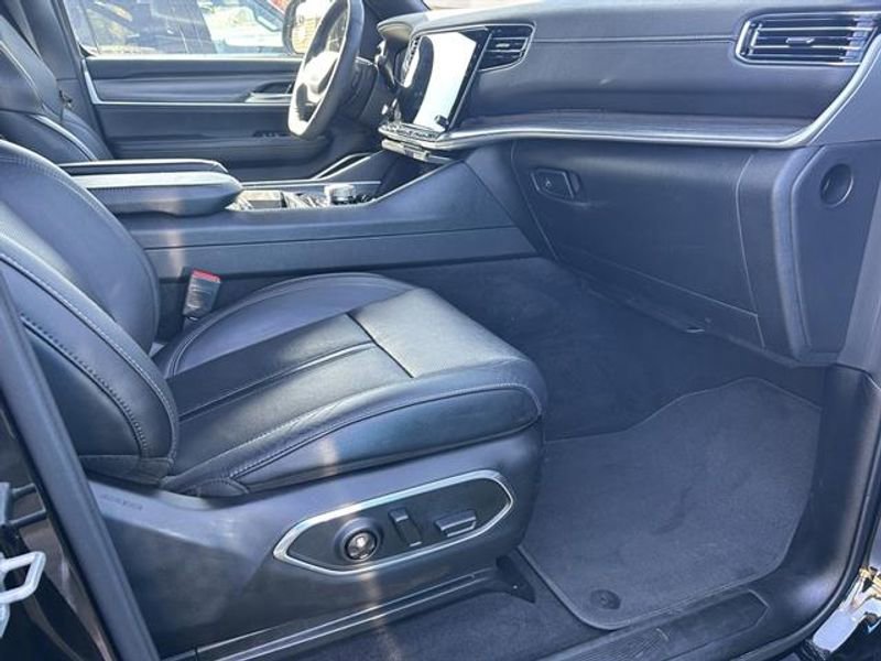 Used 2024 Jeep Wagoneer Series II w/ Flexible Seating Group image 20