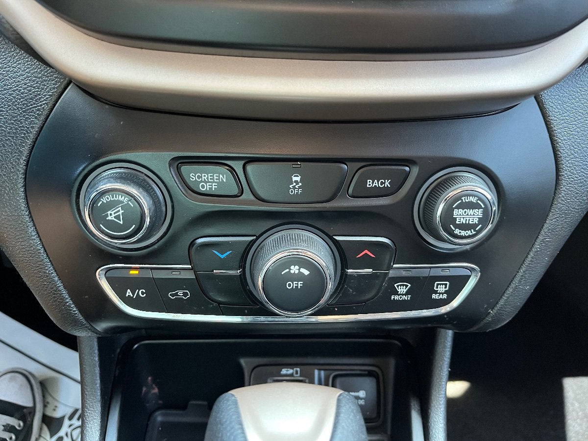 Used 2017 Jeep Cherokee Latitude FWD image 15