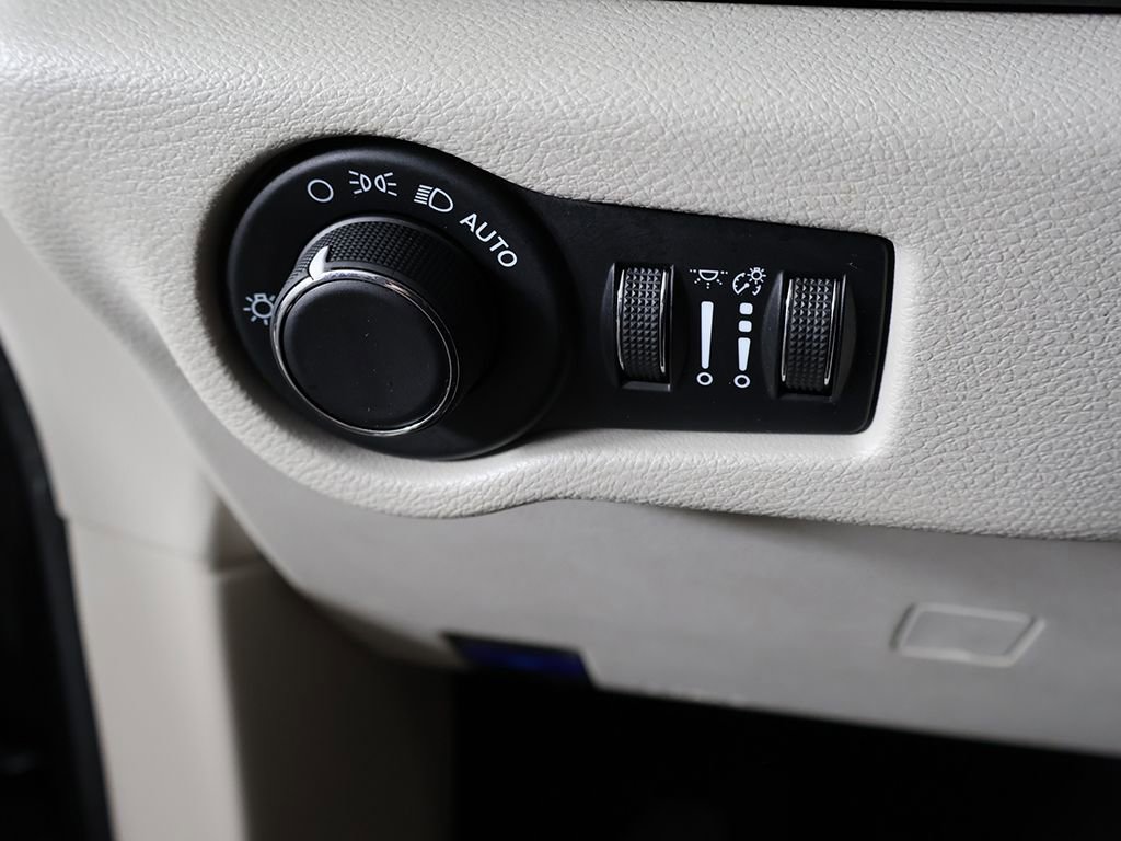 Used 2023 Chrysler Voyager LX FWD image 35