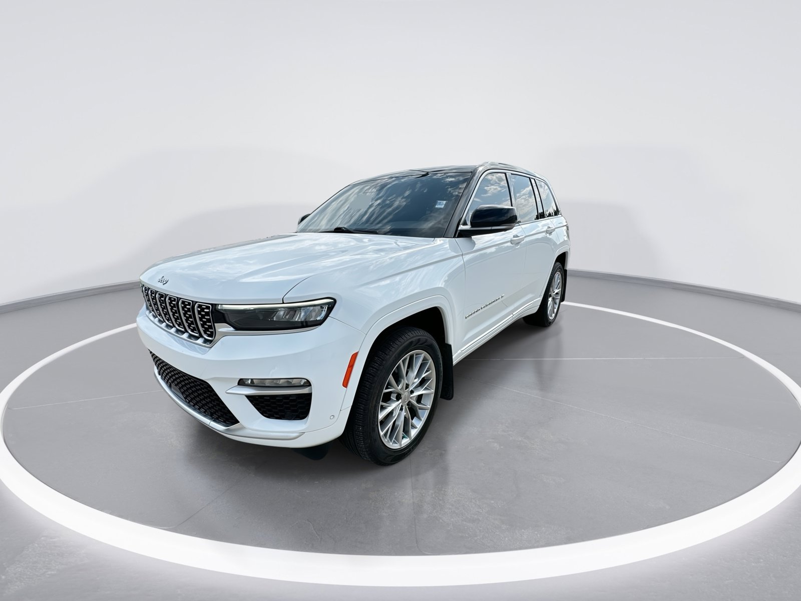 Used 2023 Jeep Grand Cherokee Summit AWD/4WD image 4