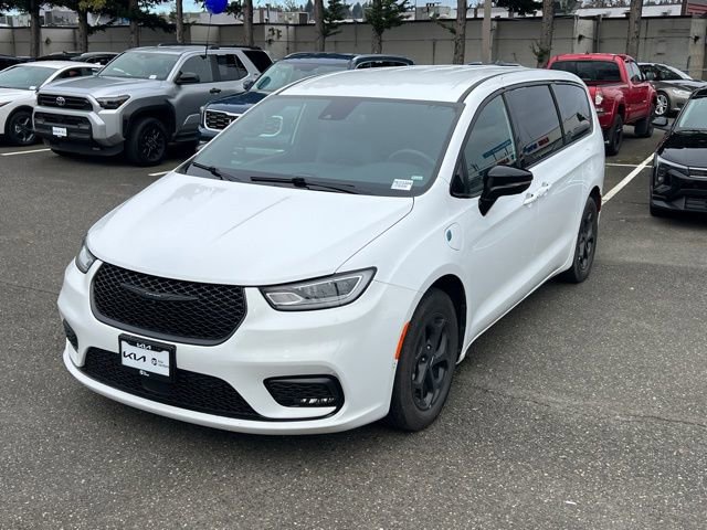 Used 2024 Chrysler Pacifica Select image 3