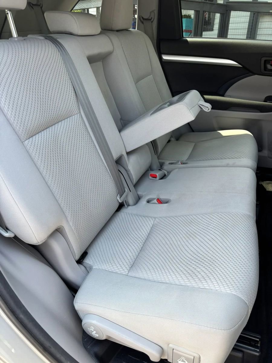 Used 2017 Toyota Highlander LE w/ Carpet Mat Package FWD image 18