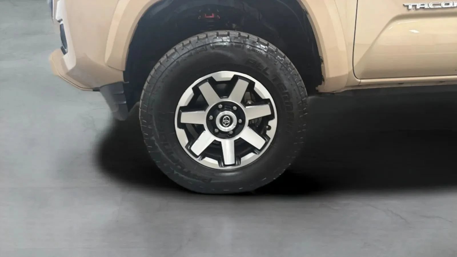 Used 2017 Toyota Tacoma Limited w/ Tow Package RWD image 30