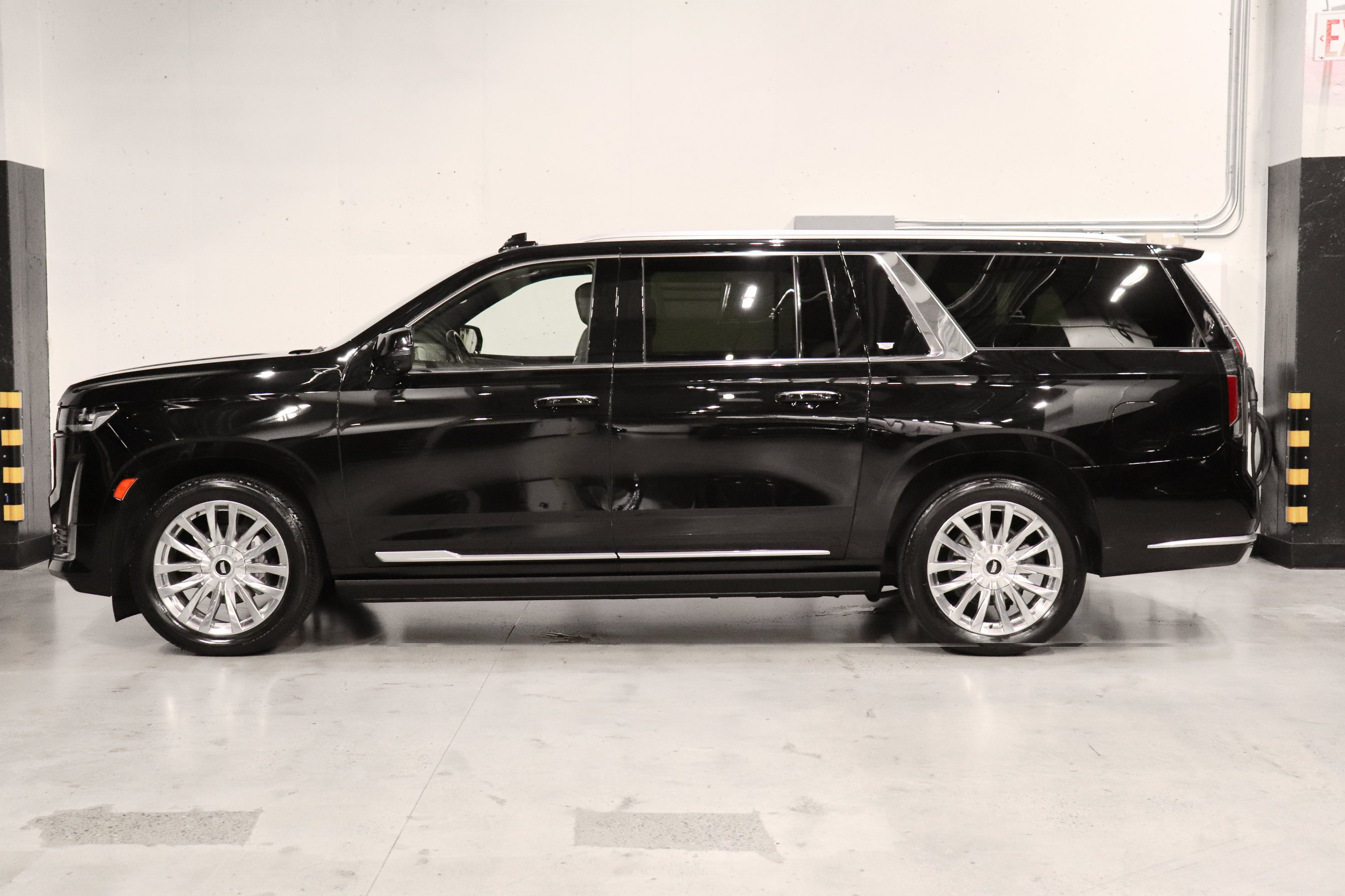 Used 2023 Cadillac Escalade ESV Premium Luxury w/ Performance Package AWD/4WD image 2