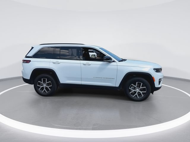 Used 2025 Jeep Grand Cherokee Limited w/ Trailer Tow Package AWD/4WD image 9