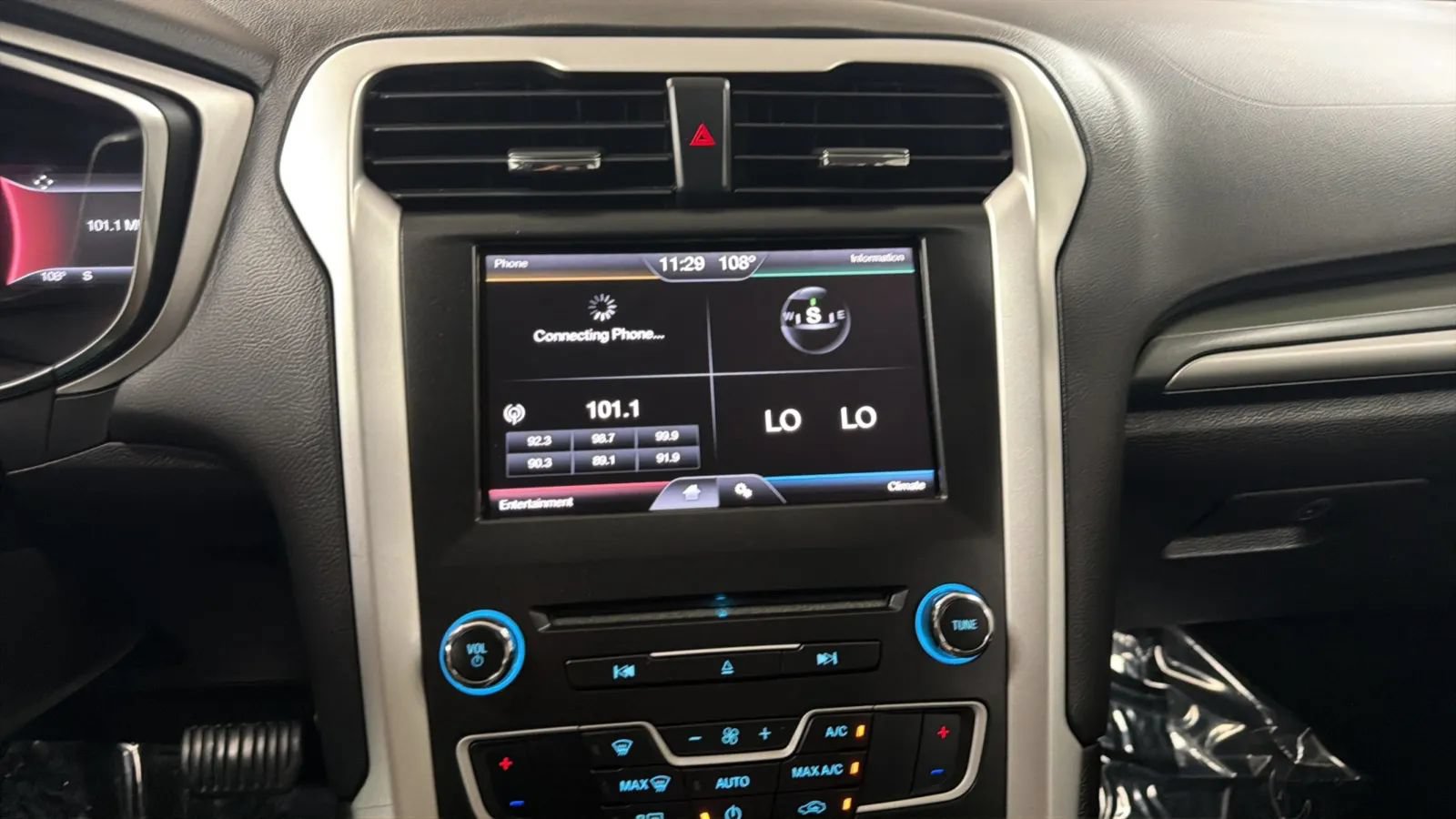 Used 2016 Ford Fusion SE FWD image 13