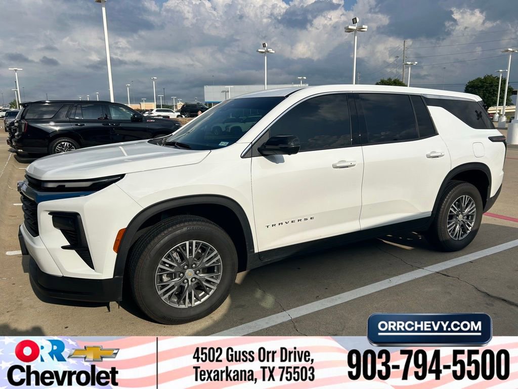 Used 2024 Chevrolet Traverse LS FWD image 1