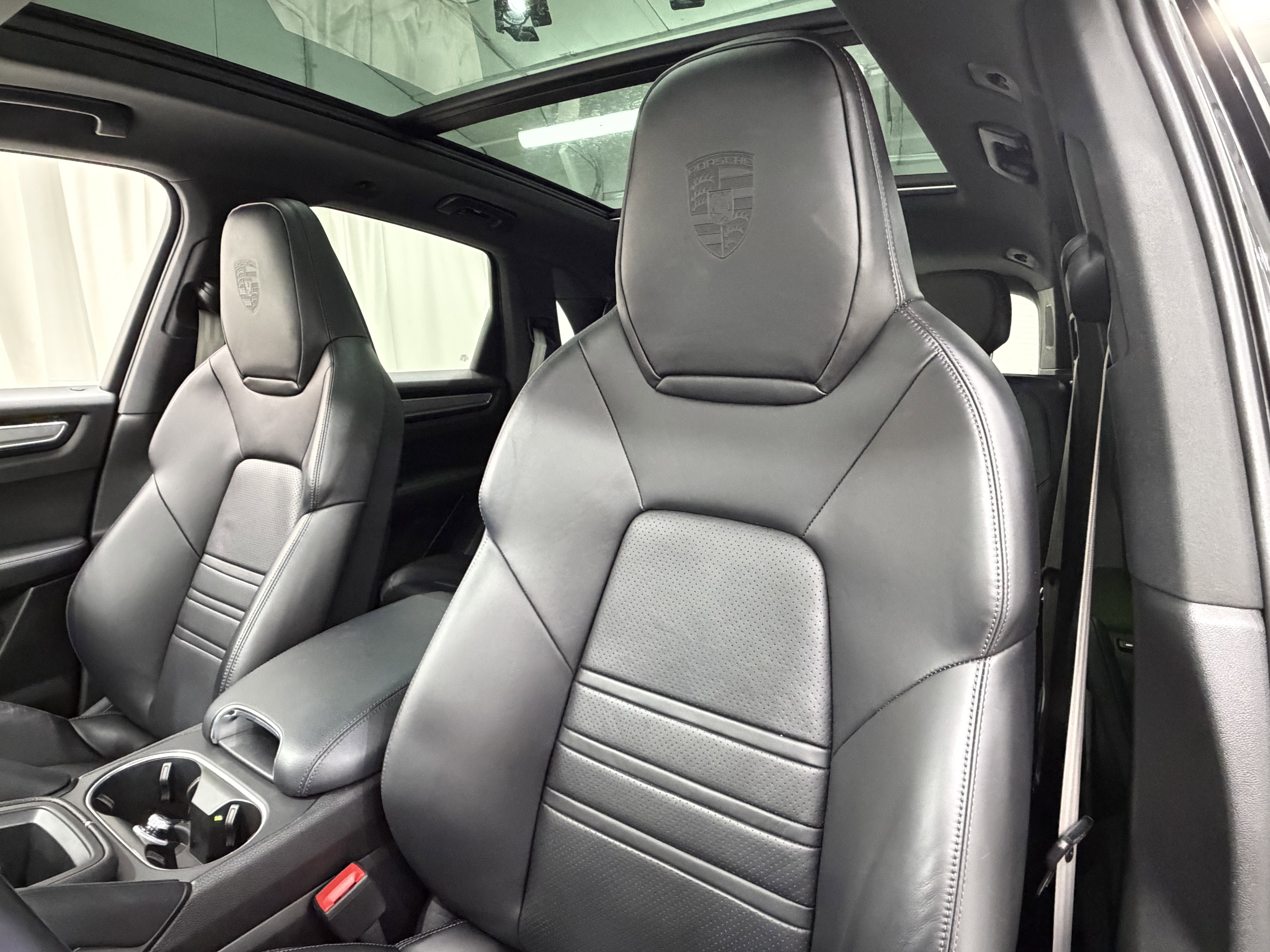 Certified 2023 Porsche Cayenne Platinum Edition image 5