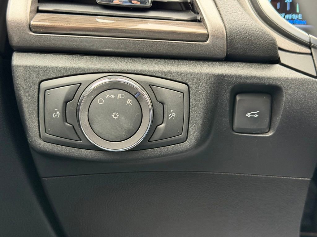 Used 2018 Ford Fusion SE w/ Fusion SE Technology Package FWD image 24