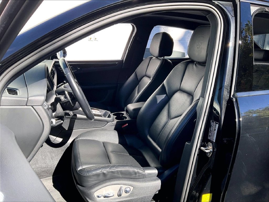 Certified 2023 Porsche Macan AWD/4WD image 5