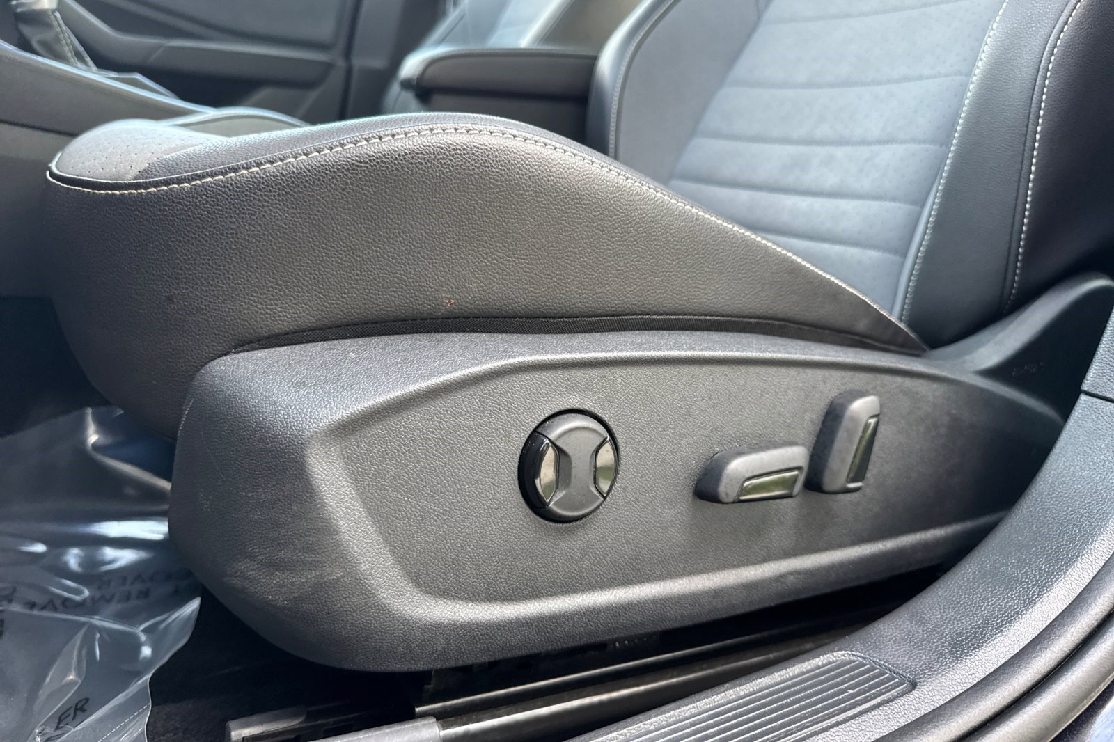 Used 2025 Volkswagen Jetta SE FWD image 15